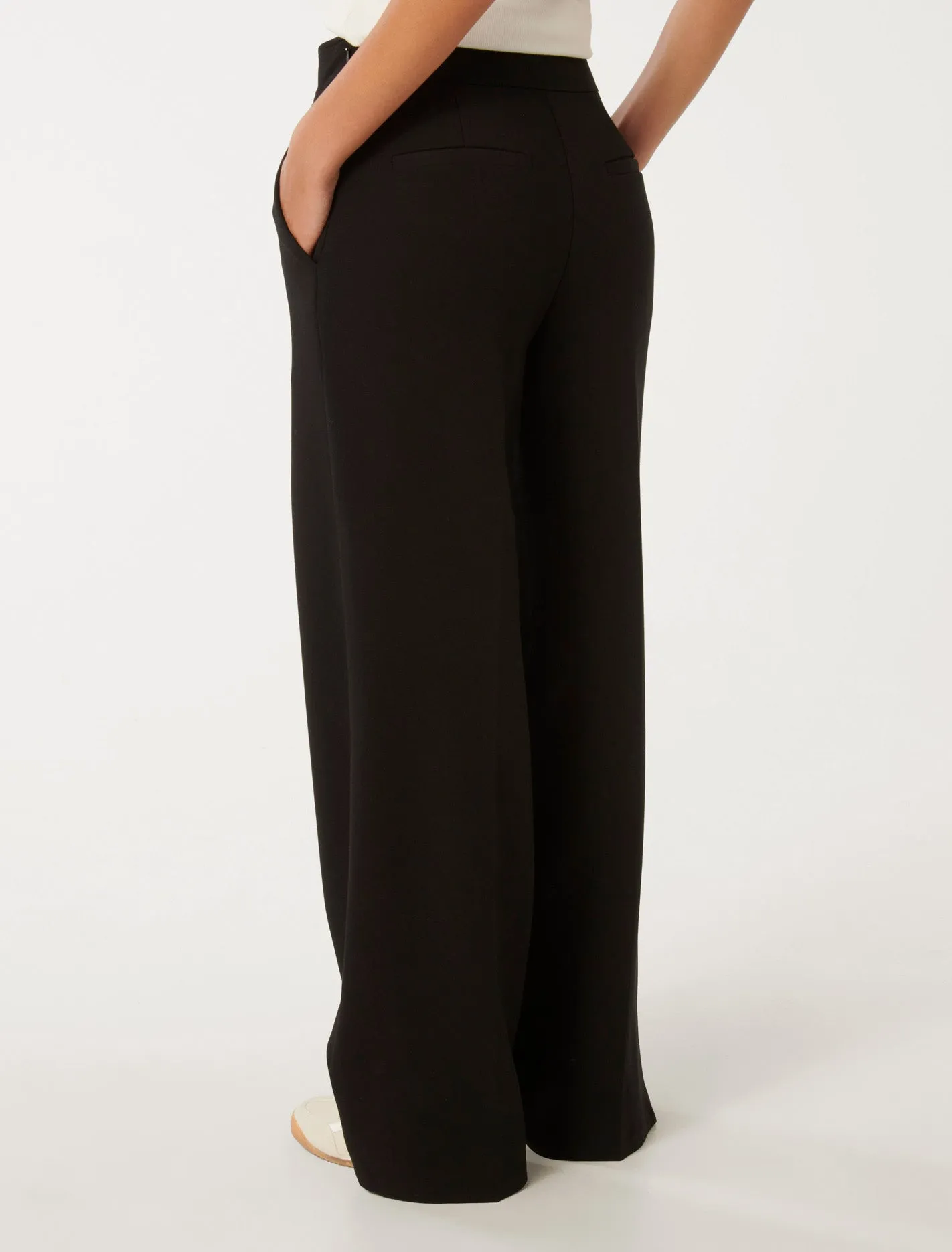 Sure! Heres an optimized title for your e-commerce product:

Stylish Brioney Wide Leg Pants with Button Detail